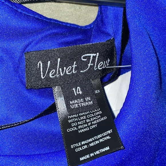 Velvet Fleur Elegant Blue Sleeveless Dress - Picture 3 of 4